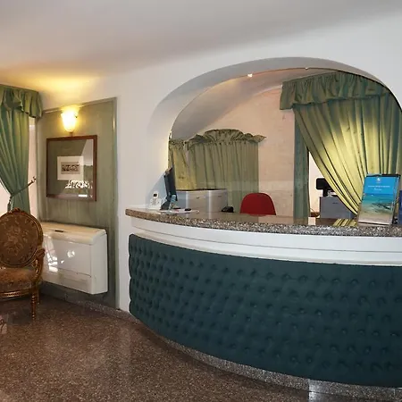 מלון Colonna Palace Mediterraneo 4*